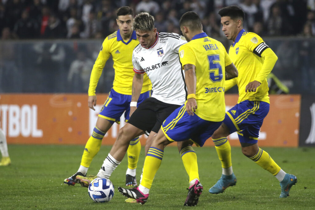 Carlos Palacios disputando el partido de Colo-Colo vs Boca Juniors por la Copa Libertadores
