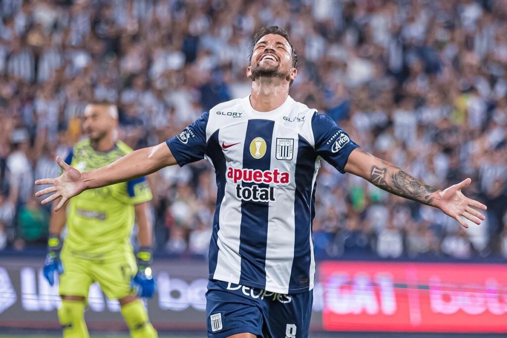 Gabriel Costa celebrando su gol con Alianza Lima frente a Carlos Mannucci.