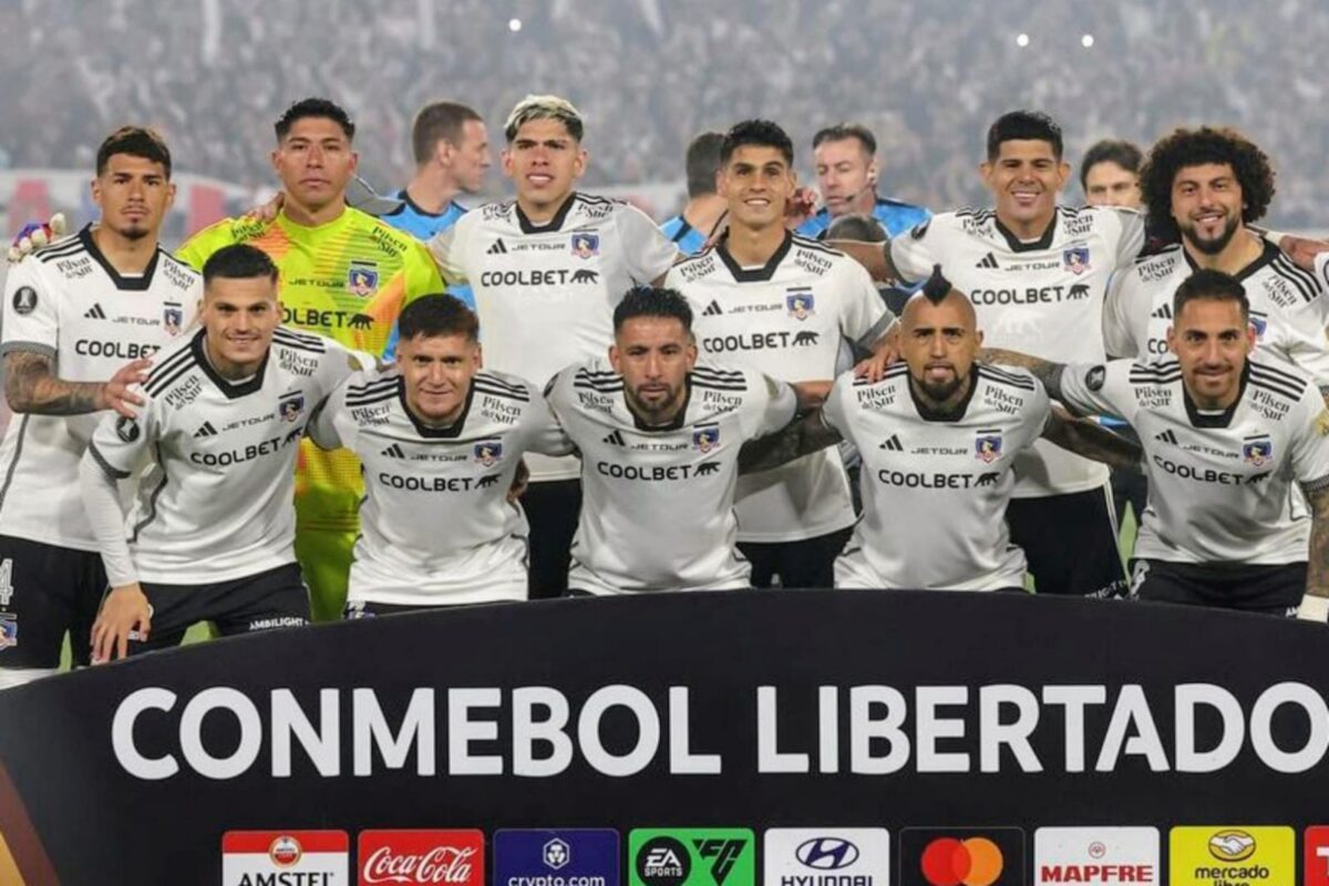 Con línea de tres centrales La formación que ensayó Colo Colo para