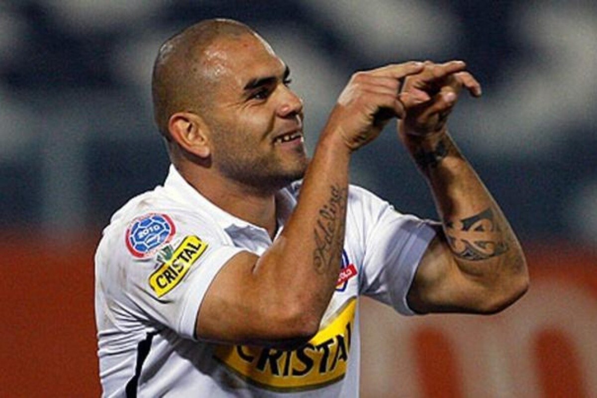 Cristian Bogado levantando las manos celebrando un gol