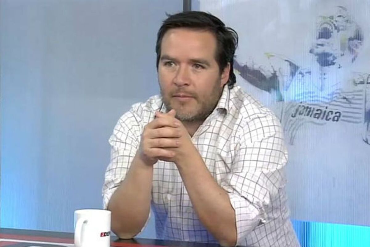 Cristián Camaño con la mirada puesta al frente en un panel de conversación.