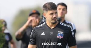Matías de los Santos mirando fijamente durante un entrenamiento de Colo-Colo.