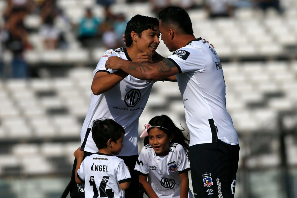 Matías Fernández y Esteban Paredes abrazados en el Estadio Monumental.