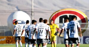 Plantel de Colo-Colo saliendo de la cancha del Estadio El Cobre tras el partido ante Cobresal.