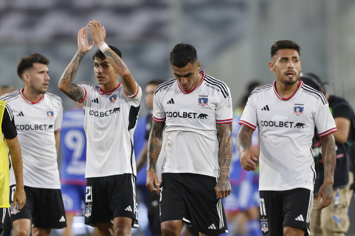 Futbolistas de Colo-Colo se retiran cabizbajos de la cancha principal del Estadio Monumental tras empatar 0-0 ante Universidad de Chile por el Campeonato Nacional 2023.