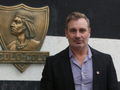 Marcelo Barticciotto posando con la insignia de Colo-Colo a las afueras de la oficina del Club Social y Deportivo en el Estadio Monumental.