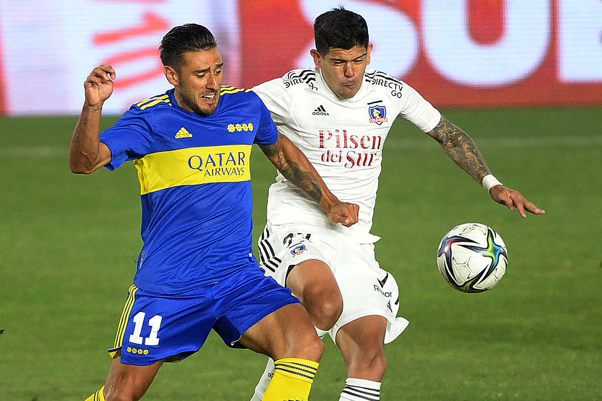 Esteban Pavez y Eduardo Salvio disputando un balón en el duelo amistoso entre Colo-Colo y Boca Juniors en el Torneo de Verano 2022.