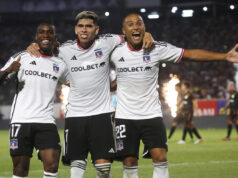 Fabián Castillo, Leandro Benegas y Carlos Palacios celebran un gol con la camiseta de Colo-Colo.