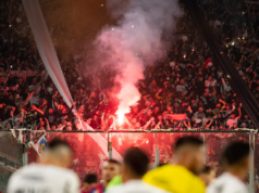 Garra Blanca encendiendo bengalas en el partido frente a Monagas en el Estadio Monumental.