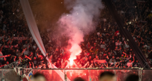Garra Blanca encendiendo bengalas en el partido frente a Monagas en el Estadio Monumental.