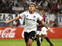Carlos Palacios celebrando un gol.