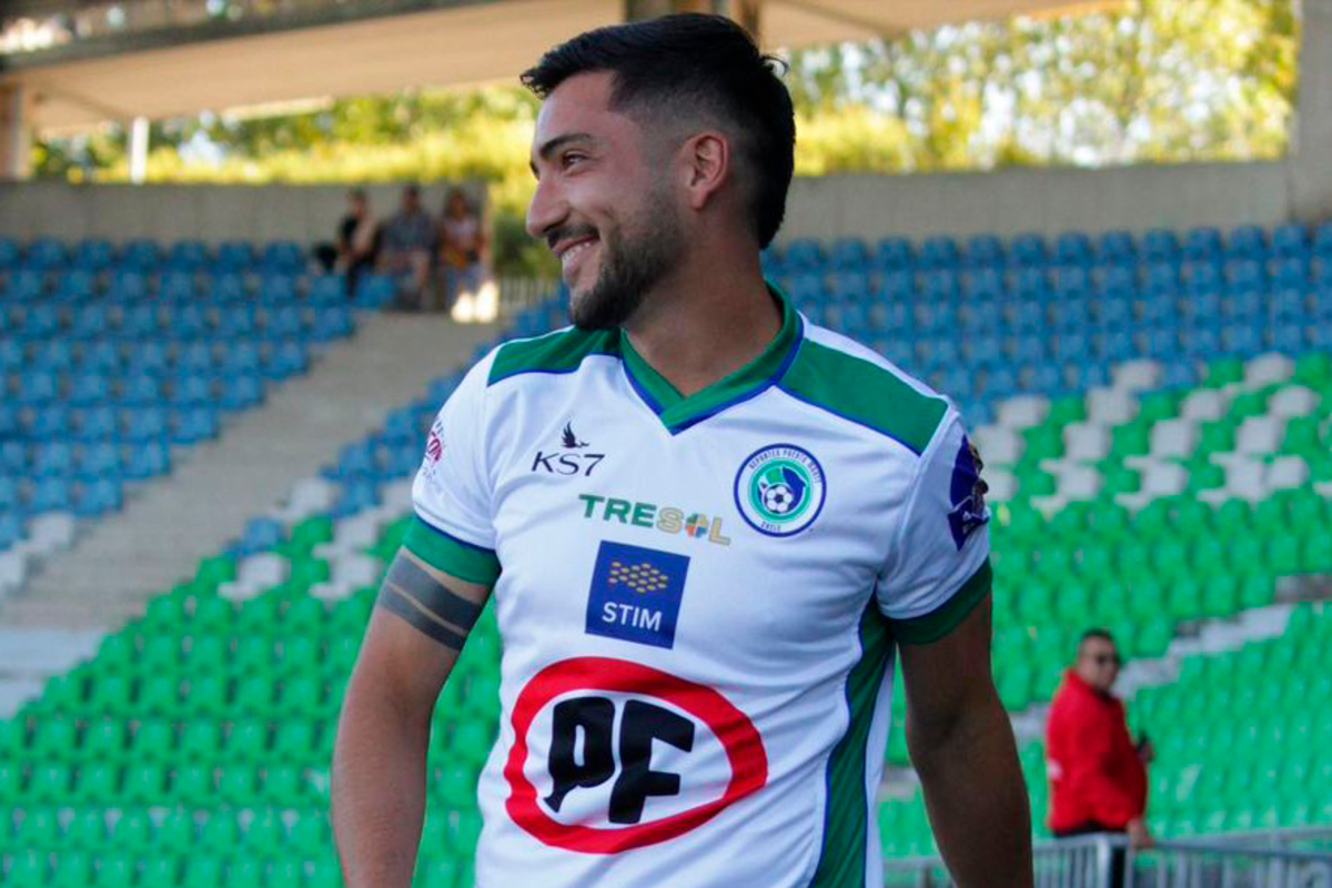 Pablo Soto con una sonrisa al defender los colores de Deportes Puerto Montt