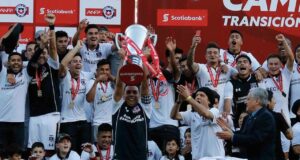 Plantel de Colo Colo levantando el título del 2017