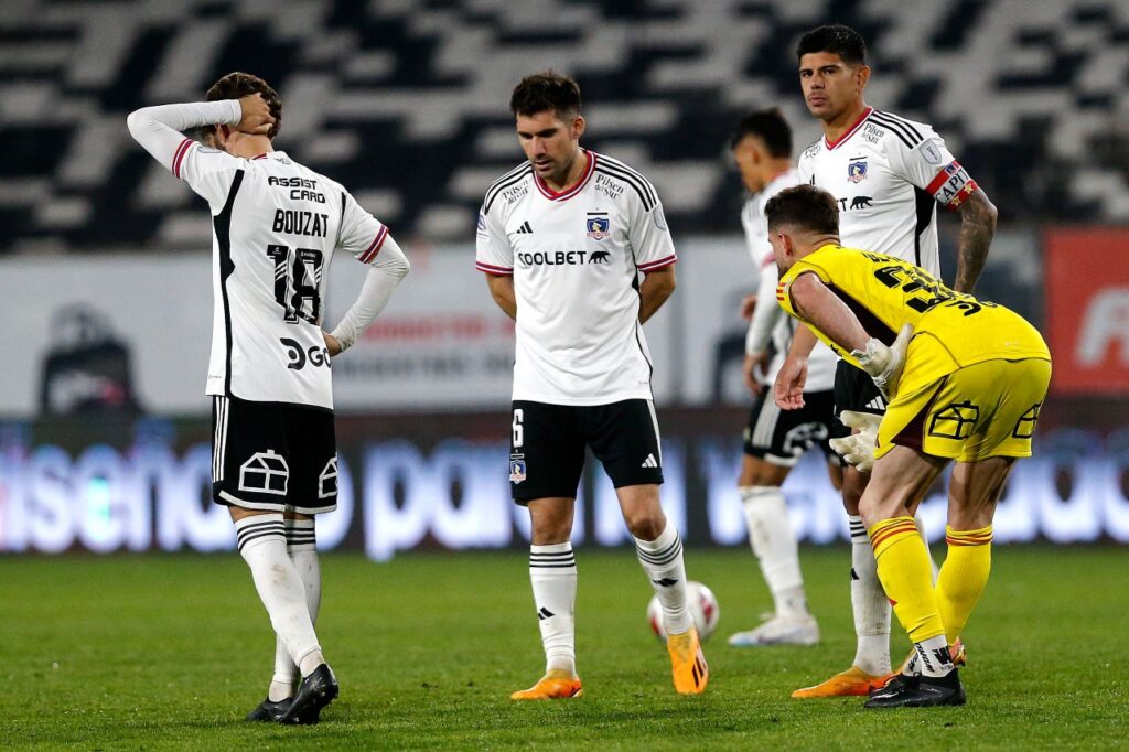 Grupo de Jugadores de Colo Colo tras recibir un gol