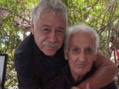Un sonriente Carlos Caszely abrazando a Leonel Sánchez.