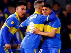 Jugadores de Boca abrazados tras un gol