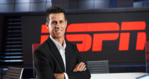 Diego Rivarola posando en el estudio de ESPN Chile.