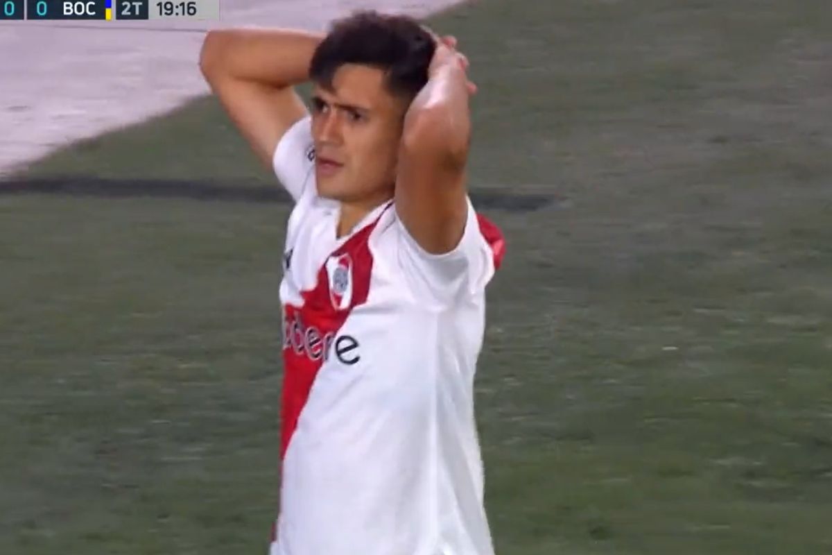 Pablo Solari tomando la cabeza jugando por River Plate