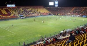 Panorámica del Estadio Santa Laura en partido de Colo Colo y Unión Española