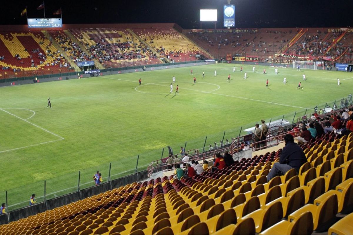 Panorámica del Estadio Santa Laura en partido de Colo Colo y Unión Española