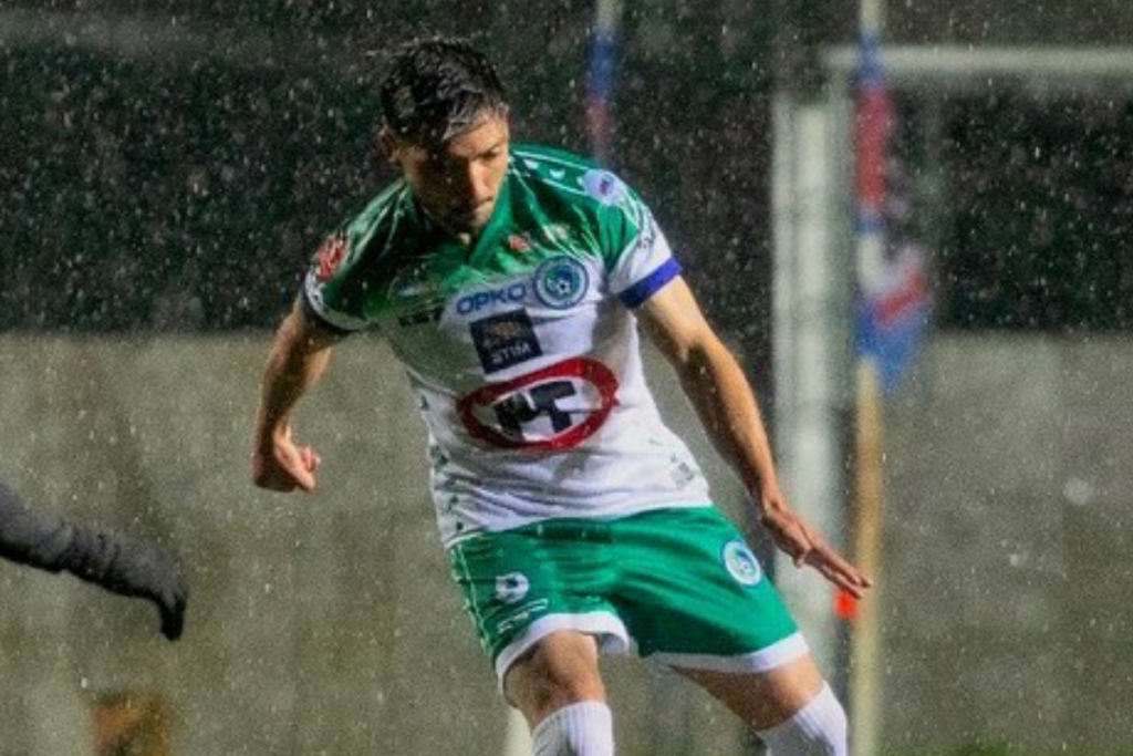 Pablo Soto tocando el balón en la cancha de Puerto Montt