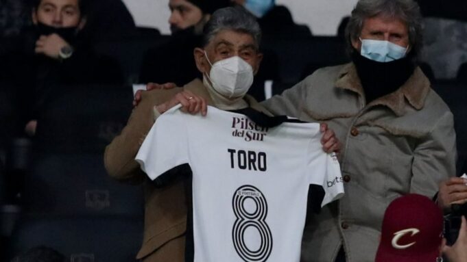 Jorge Toro sosteniendo la camiseta de Colo Colo en las tribunas del Monumental