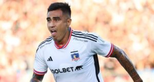 Darío Lezcano corriendo con la camiseta de Colo Colo