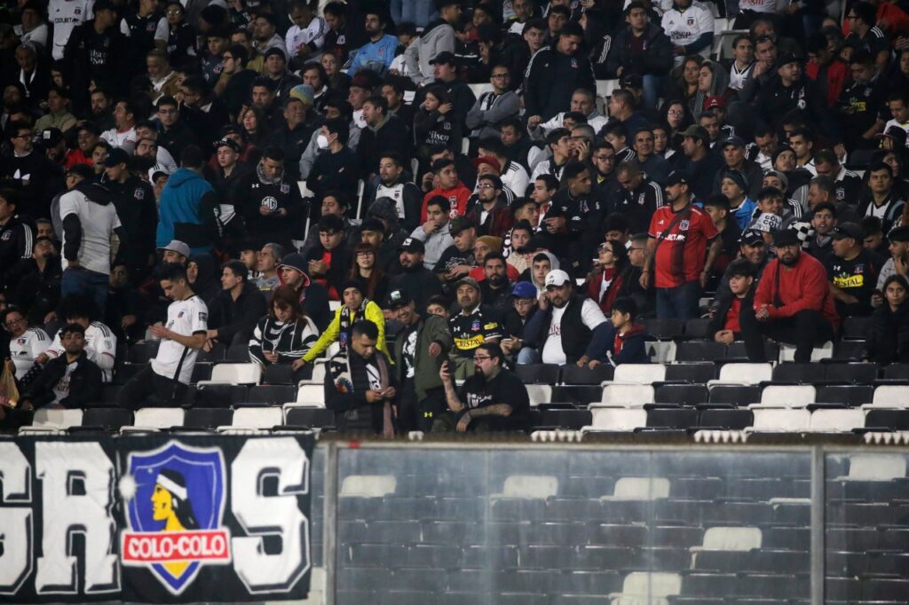 Hinchas de Colo Colo en las tribunas del Monumental