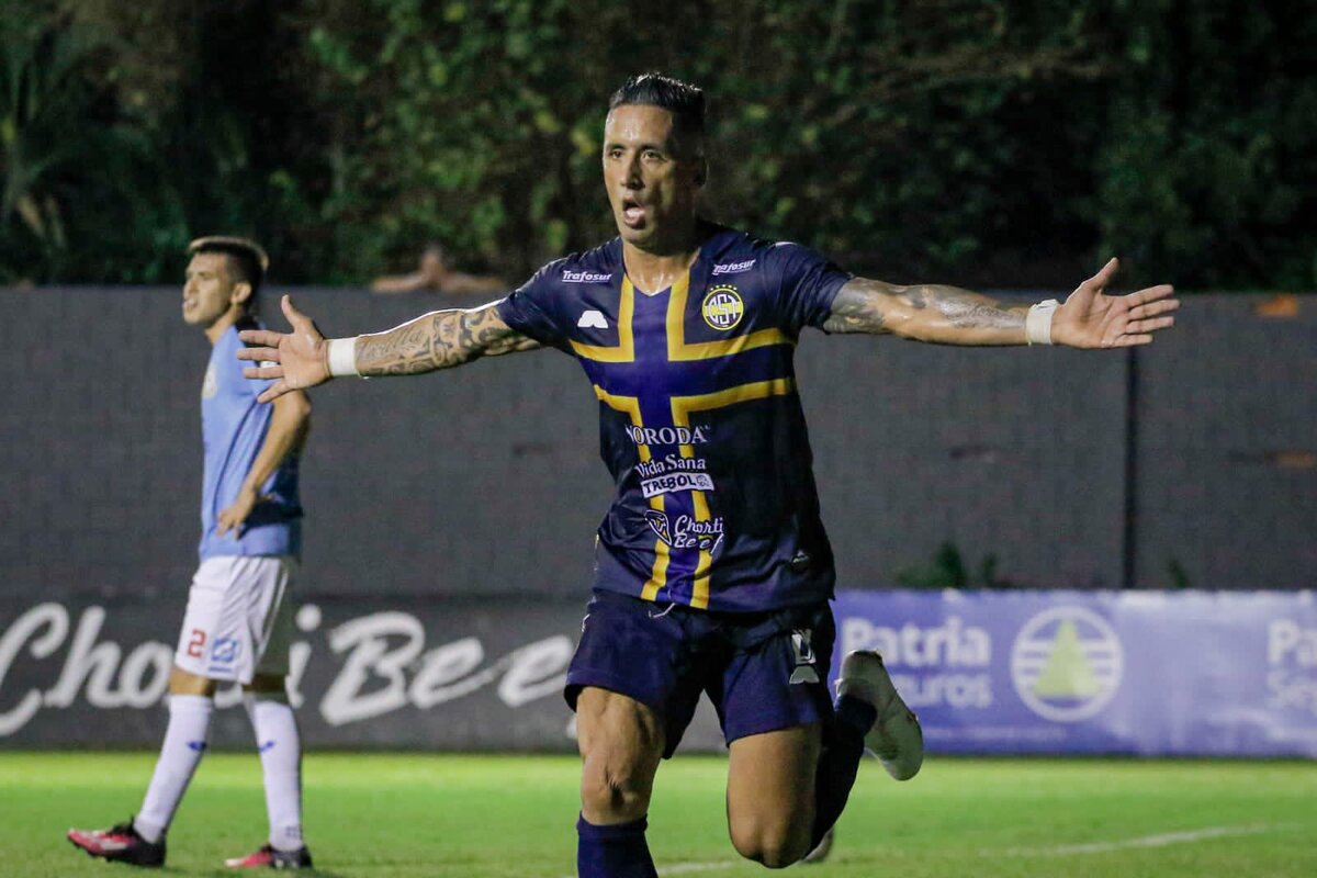 Lucas Barrios celebrando el 1-0 parcial de Club Sportivo Trinidense sobre Resistencia en el fútbol de Paraguay.