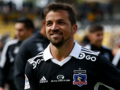 Gabriel Costa sonriendo mientras defiende la camiseta de Colo-Colo durante la temporada 2022.