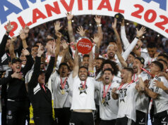 Gabriel Suazo levantando la copa de campeón del Torneo 2023 junto al plantel de Colo-Colo
