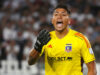 Brayan Cortés defendiendo la camiseta de Colo-Colo alza la voz a los compañeros de su defensa.