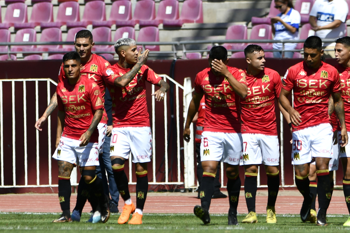 Plantel de Unión Española celebrando un gol de Rodrigo Piñeiro.