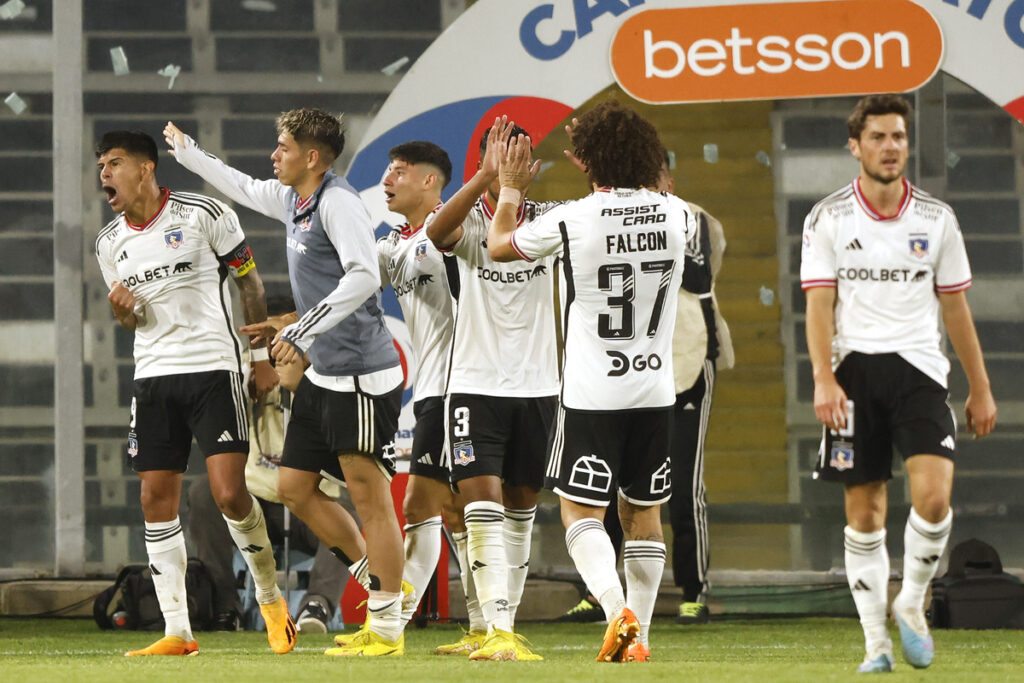 Plantel de Colo-Colo celebra el gol de Alexander Oroz que decretar el 3-1 final sobre Palestino.