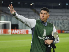 Brayan Cortés saludando al público del Estadio Monumental en el partido de Colo-Colo y Boca Juniors, válido por la tercera fecha del Grupo F de la Copa Libertadores.