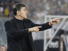 El entrenador de Colo-Colo, Gustavo Quinteros da instrucciones durante el partido frente a Boca Juniors por Coa Libertadores.