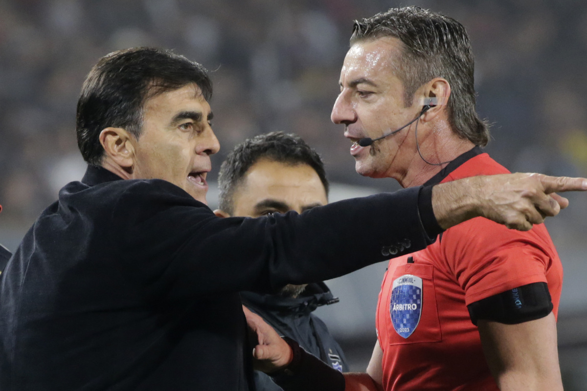 Gustavo Quinteros discutiendo con el árbitro Raphael Claus en el duelo entre Colo-Colo y Boca Juniors, válido por la tercera fecha del Grupo F de la Copa Libertadores 2023.