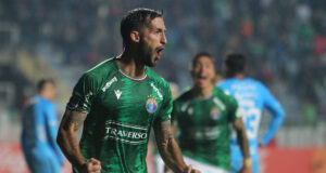 Gonzalo Sosa celebran un gol ante O'Higgins de Rancagua con la camiseta de Audax Italiano.