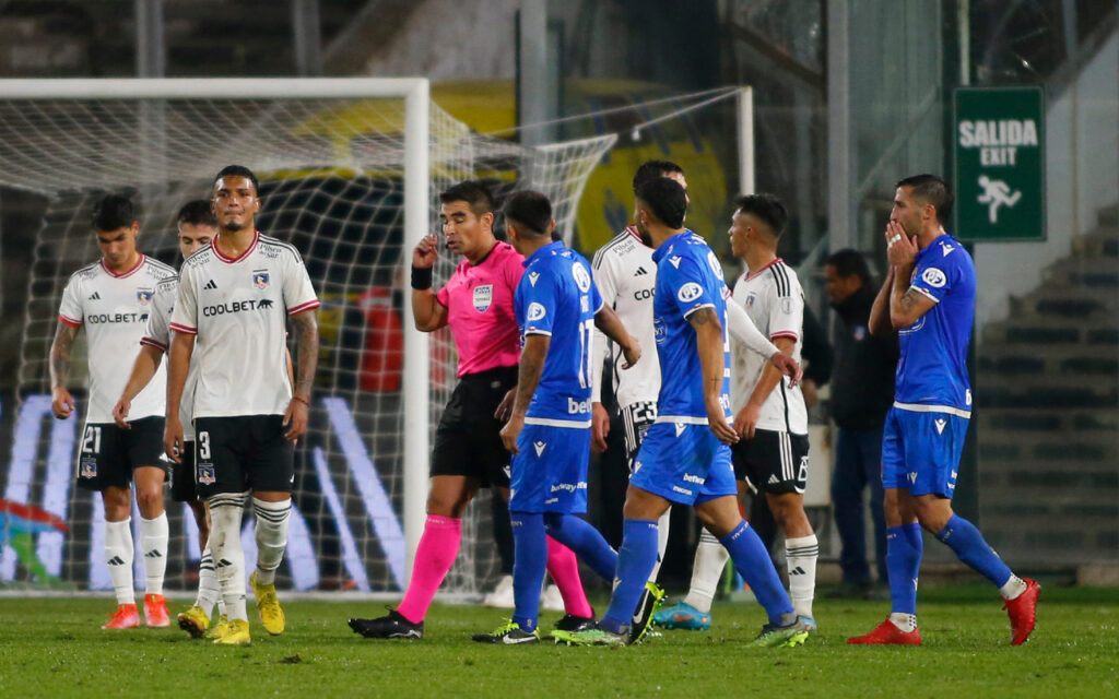 Jugadores de Colo Colo y Audax Italiano al lado de José Cabero