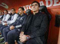 Gustavo Quinteros sentado en la banca de suplentes junto a su cuerpo técnico durante el empate 1-1 de Colo-Colo sobre Unión Española.