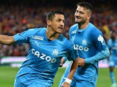Alexis Sánchez celebrando su anotación convertida con el Olympique Marsella, que terminó siendo anulada en el partido frente al Lens