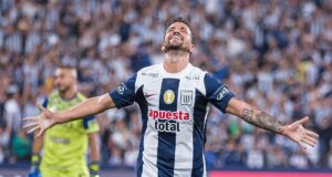 Gabriel Costa celebrando su gol con Alianza Lima frente a Carlos Mannucci.