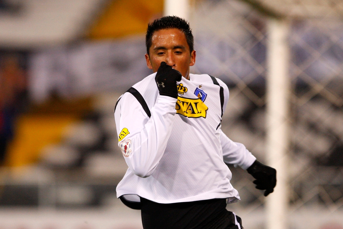 Lucas Barrios celebrando un gol convertido durante el 2008, en su primer etapa en Colo-Colo.