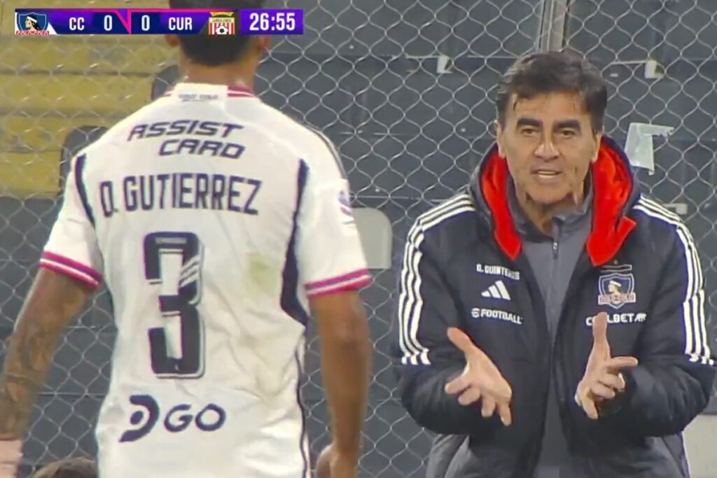 Gustavo Quinteros dándole instrucciones a Daniel Gutiérrez, en pleno partido de Colo-Colo vs Curicó Unido.