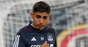 Jordhy Thompson ingresando al Estadio Monumental, en el duelo frente a Curicó Unido.