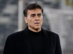 Gustavo Quinteros saliendo de la cancha, tras un partido de Colo-Colo.