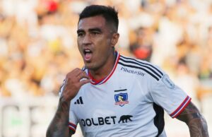 Darío Lezcano celebrando su segundo gol con la camiseta de Colo-Colo.