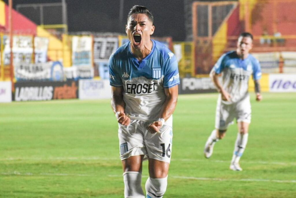 Óscar Opazo celebrando su primer gol con la camiseta de Racing de Avellaneda.