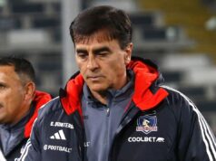 Gustavo Quinteros saliendo del campo de juego, tras una derrota de Colo-Colo en el Estadio Monumental.