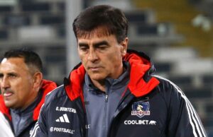 Gustavo Quinteros saliendo del campo de juego, tras una derrota de Colo-Colo en el Estadio Monumental.